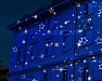 effetto dinamico a proiezione di caduta di stelline natalizie su facciate di edifici o interni
