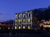 Esempio di applicazione scenografica dei proiettori da esterno della serie Monster impiegati nel contesto di un evento teatrale presso il teatro romano di Aosta