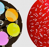 Cambio colore più effetto dinamico su fondo rosso
