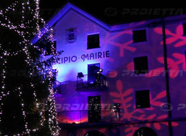proiezioni su facciata di edificio, luminarie natalizie