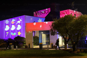 proiezione di luminarie natalizie con grafiche personalizzate, fiocchi e stelle