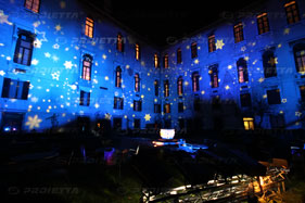 dettaglio del cortile con effetto di caduta stelle su fondo colorato proiettato con monster 2000