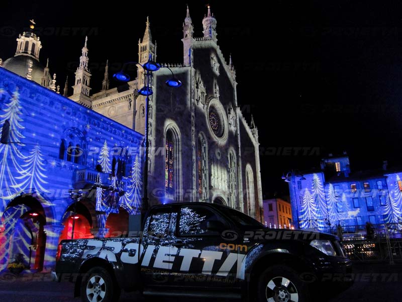 Grafiche di boschi e animali per le proiezioni sul duomo di como