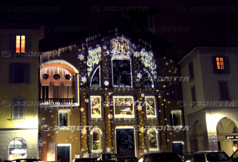 Proiezioni mappate per la chiesa di como, pattern decorativi floreali e stelle sono proiettati con monster 2000