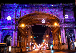 genova, proiezione su arco, luminarie natalizie
