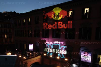 proiezione del logo red bull, napoli eveto double trouble